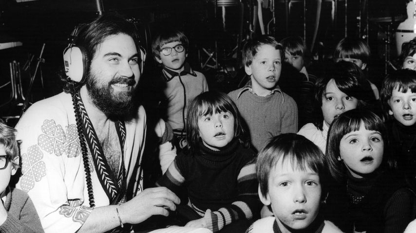 Vangelis mit einigen Kindern