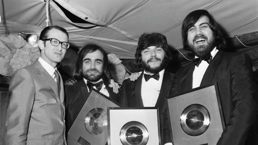 Vangelis (rechts) und Musikkollegen bei einer Auszeichnung