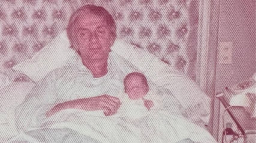 Vater Aaron Spelling (†83) mit Tochter Tori Spelling im Arm