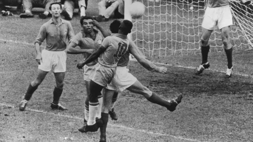 Vavá und Pelé (Rückennummer 10) im Getümmel vor dem französischen Tor im WM-Halbfinale 1958 in Solna; Brasilien besiegt Frankreich 5:2