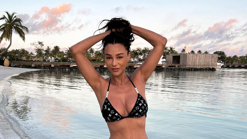 Heiße Pose: Verona Pooth präsentiert ihre Figur im Bikini