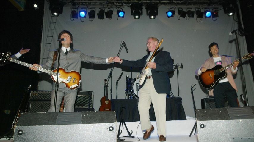 Vic Flick (M.) mit seiner Band The Fab Four