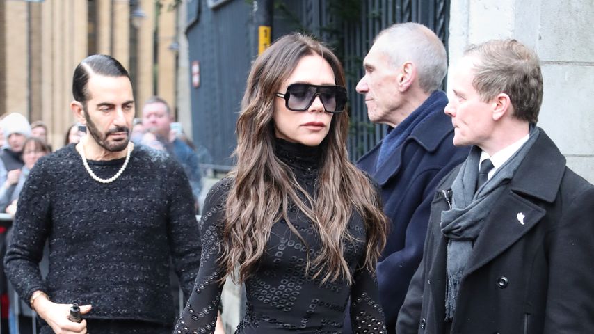 Victoria Beckham bei der Gedenkfeier für Vivienne Westerwood im Februar 2023