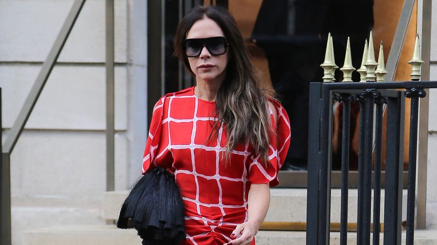 Lady in red: Victoria Beckhams Look in Paris fällt auf!