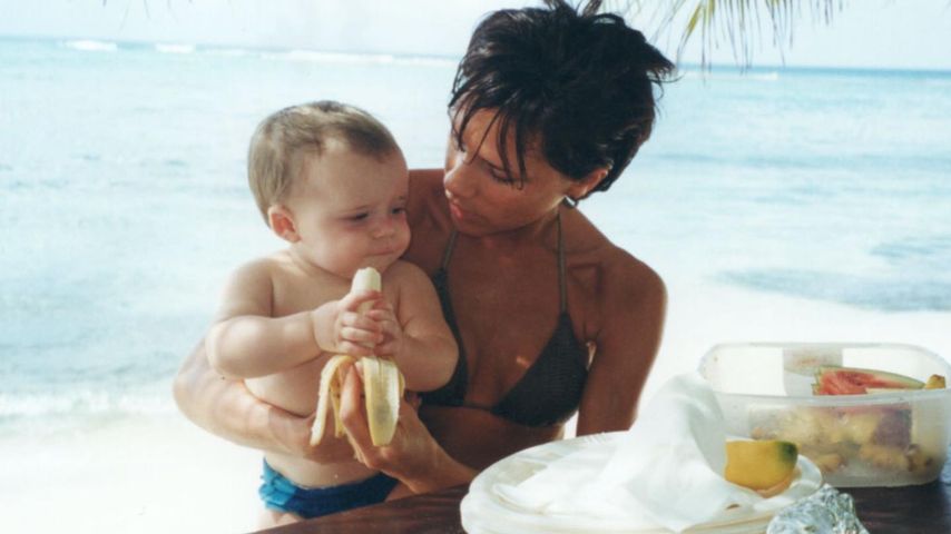 Victoria Beckham hält ihren Sohn Brooklyn