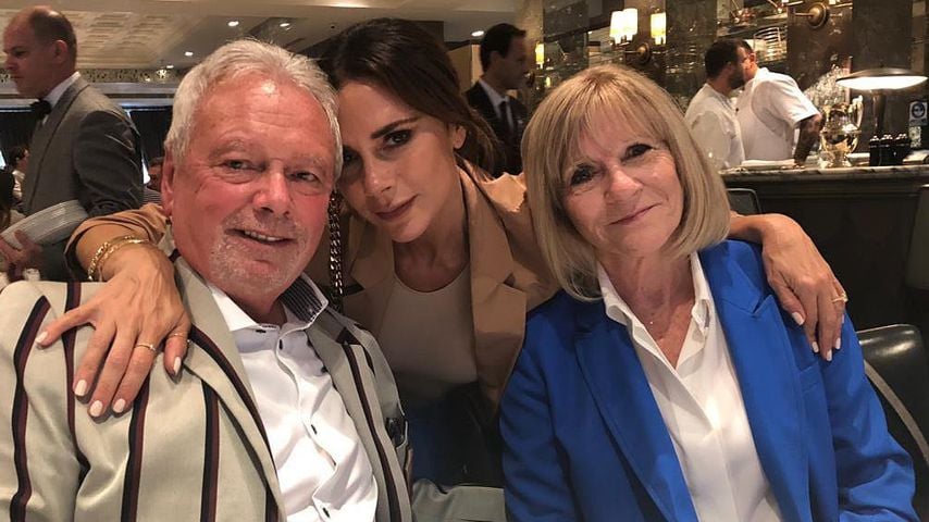 Victoria Beckham mit ihren Eltern Tony und Jackie Adams