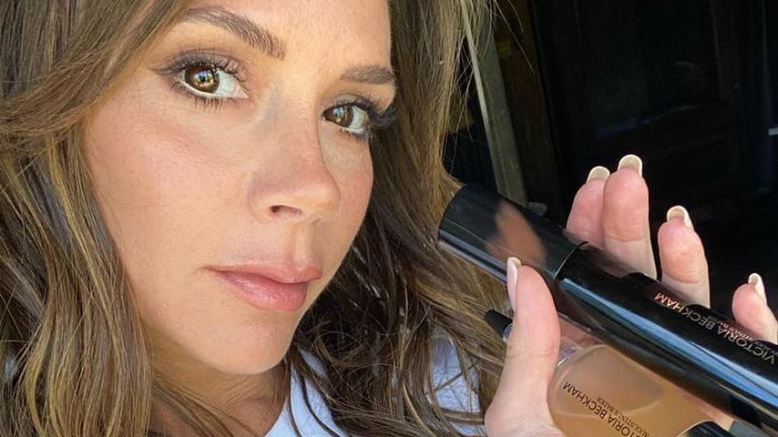 Victoria Beckham mit Produkten aus ihrer Beauty-Linie