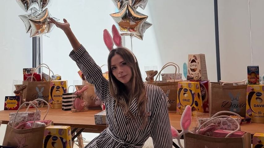 Victoria Beckham posiert an Ostern mit Geschenken für die Familie, April 2026