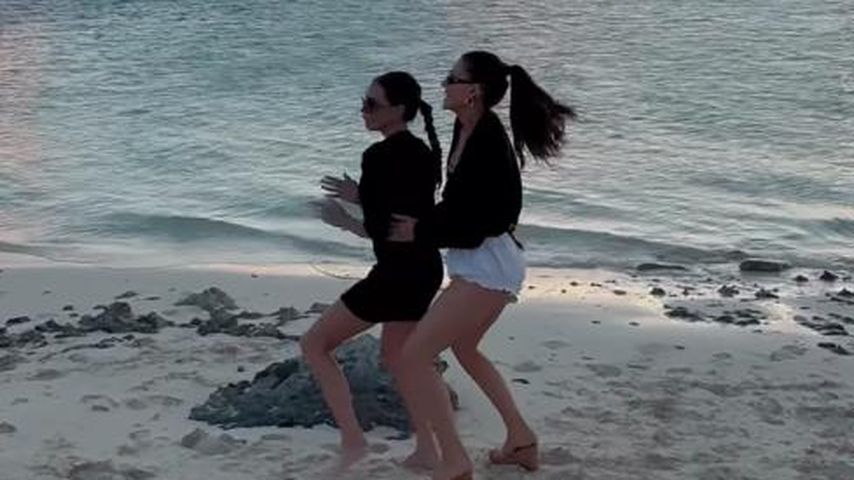 Victoria Beckham und Nicola Peltz tanzen