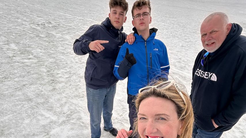 Victoria Derbyshire mit ihrem Mann und ihren Söhnen, 2024