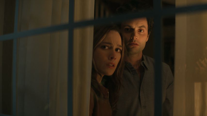 Victoria Pedretti und Penn Badgley in "You"-Staffel drei