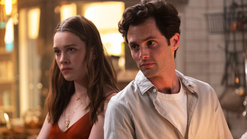 Victoria Pedretti und Penn Badgley in "You"
