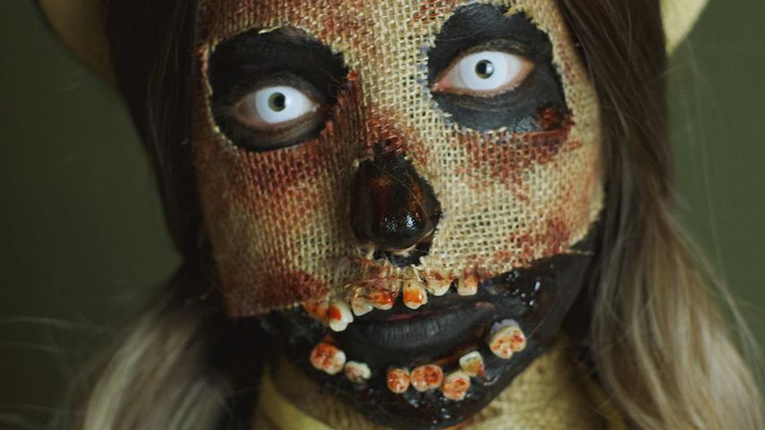 Vildan Cirpan als Vogelscheuche verkleidet, Halloween 2021