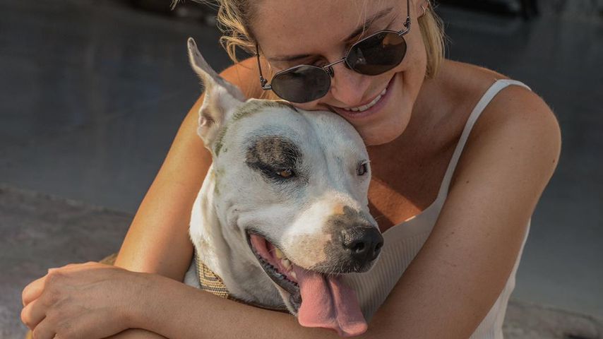 Viola Kraus mit einem mexikanischen Straßenhund