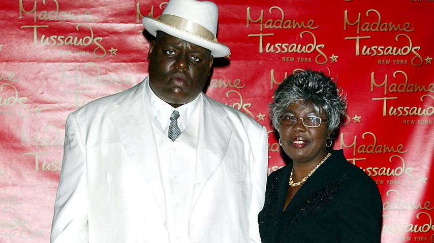 Violetta Wallace (rechts) mit der Wachsfigur ihres Sohnes Christopher Wallaca alias Notorious B.I.G.