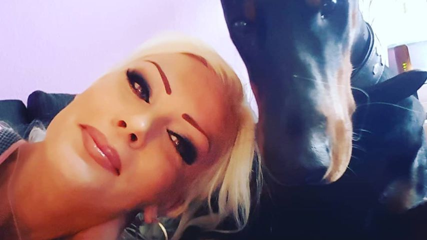 Vivian Schmitt und ihr Hund im Juli 2021