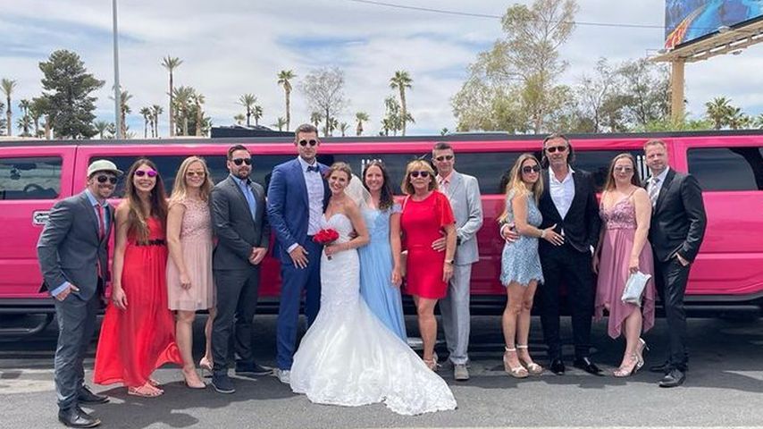 Vivien Michalla mit ihrem Mann und ihren Hochzeitsgästen in Las Vegas