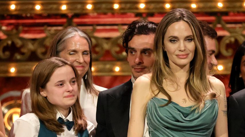 Vivienne Jolie-Pitt und Angelina Jolie mit "The Outsiders"-Cast, Tony Awards 2024
