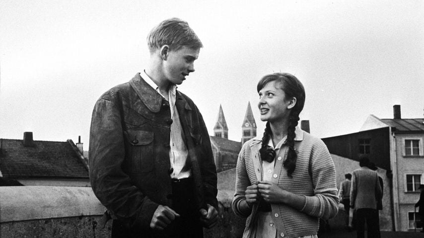 Volker Lechtenbrink als Klaus Hager und Cordula Trantow als Franziska in Bernhard Wickis Kriegsfilm "Die Brücke" (1959)