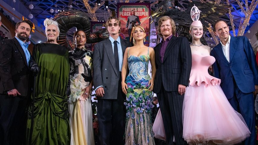 Kieran Culkin, Glenn Close, Whitney Peak, Joseph Zada, Mckenna Grace, Jesse Plemons, Elle Fanning und Ralph Fiennes beim Fan-Event in London