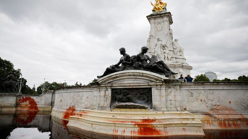 Von Umweltaktivisten beschmiertes Queen Victoria Memorial