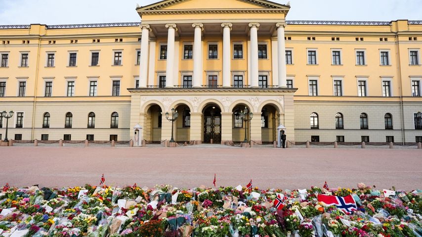 Blumen, Kerzen und Flaggen zum Gedenken an König Harald V. vor dem Königsschloss in Oslo