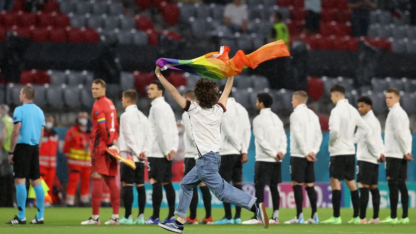 Welche Strafe droht eigentlich den Flitzern der Fußball-EM?