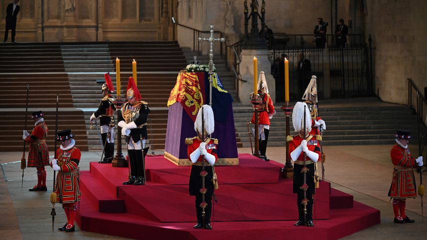 Wachmann bricht am Sarg von Queen Elizabeth II. zusammen