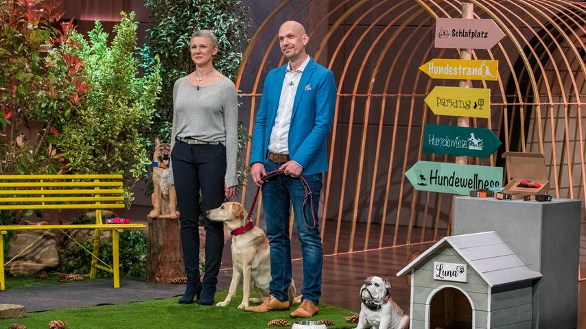 Das Gründerpaar Walburga und Reto Falkenberg mit seinem Hund bei "Die Höhle der Löwen"