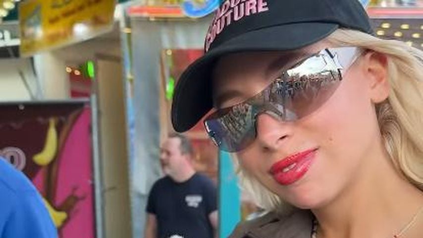 Walentina Doronina zeigt stolz ihre Lafufu-Sammlung im Netz