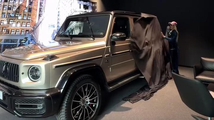 Walentina Doronina zeigt ihren neuen Mercedes