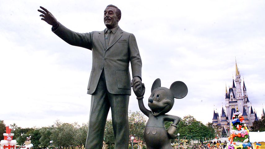 Walt Disney und Mickey Mouse Statue in Urayasu im November 2001