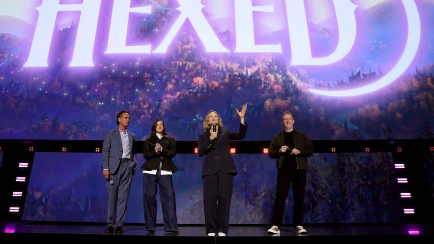 Walton Goggins, Hailee Steinfeld, Jodie Foster und Jared Bush auf der Bühne beim Disney Entertainment Showcase in Anaheim