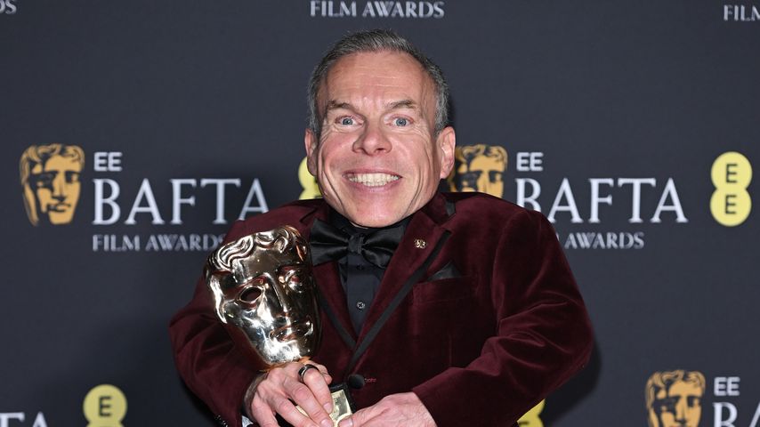 Warwick Davis ehrt verstorbene Ehefrau Samantha bei BAFTAs
