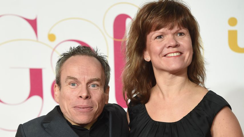 Warwick Davis verklagt Krankenhaus wegen Tod seiner Frau