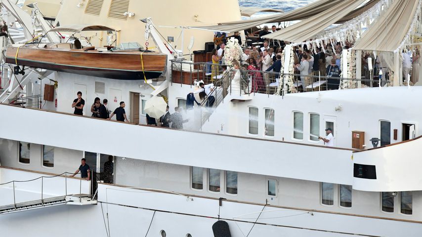Wasserwerfer (r.) halten Paparazzi während Heidi Klum und Tom Kaulitz' Hochzeit ab