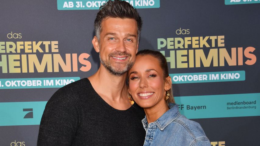 Annemarie Carpendale lagert ihren Po auf Ehemann Wayne!
