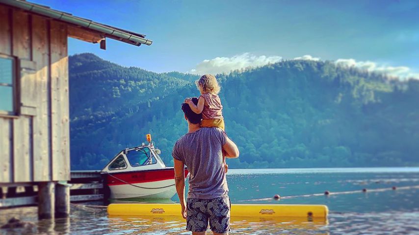 Voll verträumt: Wayne Carpendale teilt süßes Vater-Sohn-Pic
