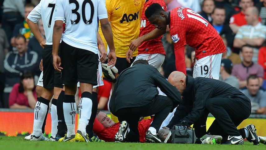 Wayne Rooney liegt nach seiner Verletzung am Boden, 2012