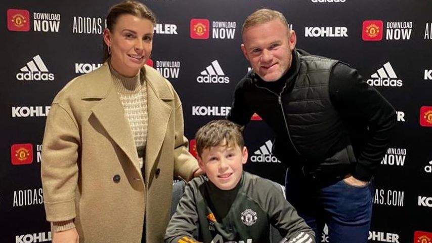 Wayne Rooney, Coleen Rooney und Kai Rooney bei der Vertragsunterzeichnung bei Manchester United
