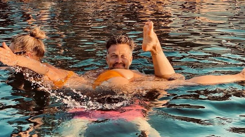 Wayne erlaubt's: Annie darf "ohne Schwimmflügel" planschen