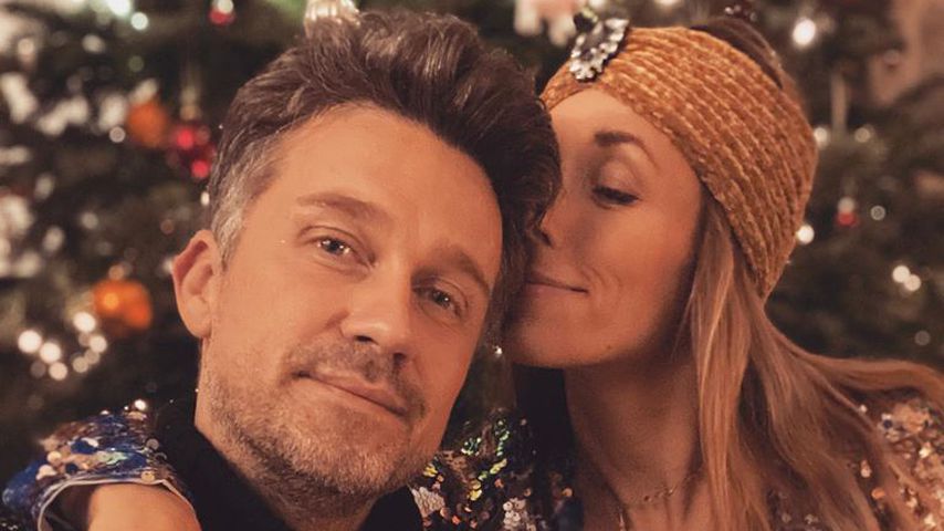 Liebe oder Shampoo? Annemarie schnuppert an Wayne Carpendale