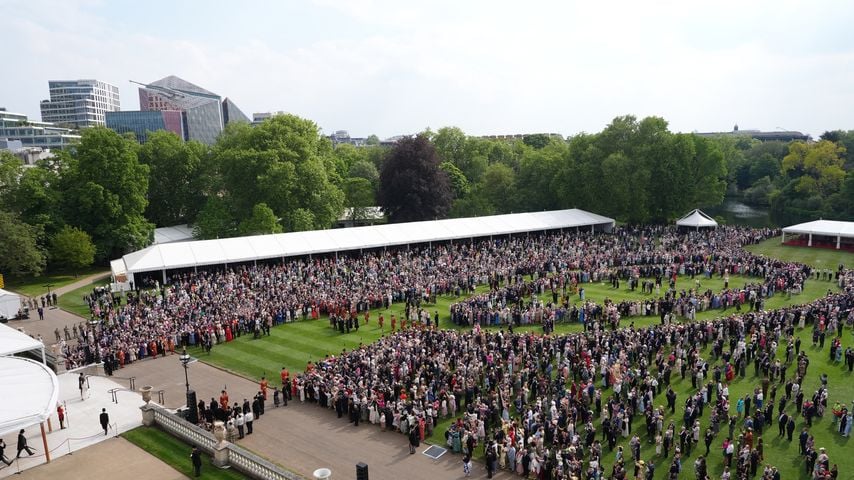 Gäste versammeln sich zur Gartenparty am Buckingham-Palast in London