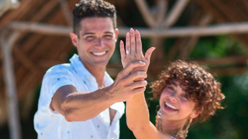 Wells Adams und Sarah Hyland bei ihrer Verlobung im Juli 2019