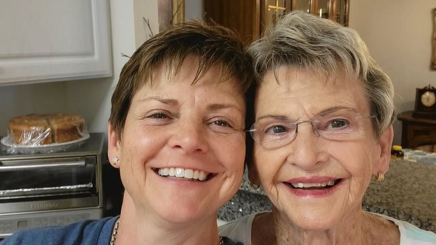 Schauspielerin Wenne Alton Davis mit ihrer Mutter, Mai 2022