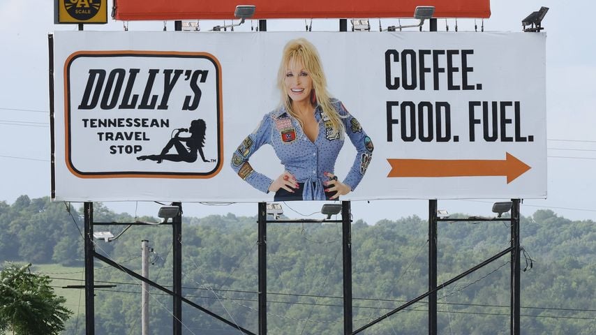 Werbetafel am Dolly Parton's Tennessean Travel Stop in Cornersville, Juni 2026