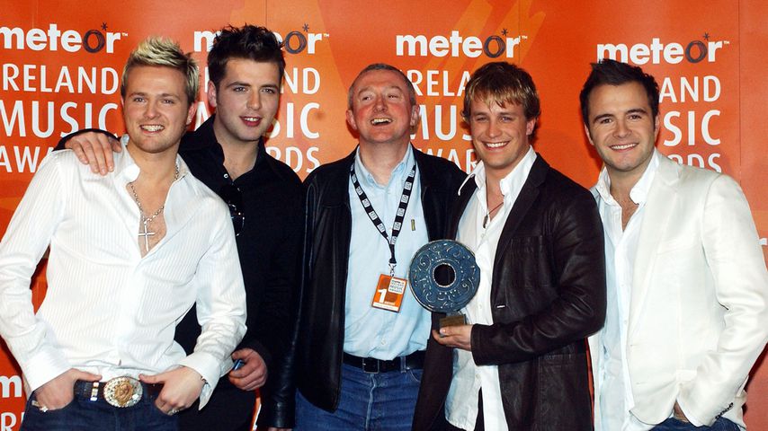 Westlife mit ihrem Manager Louis Walsh