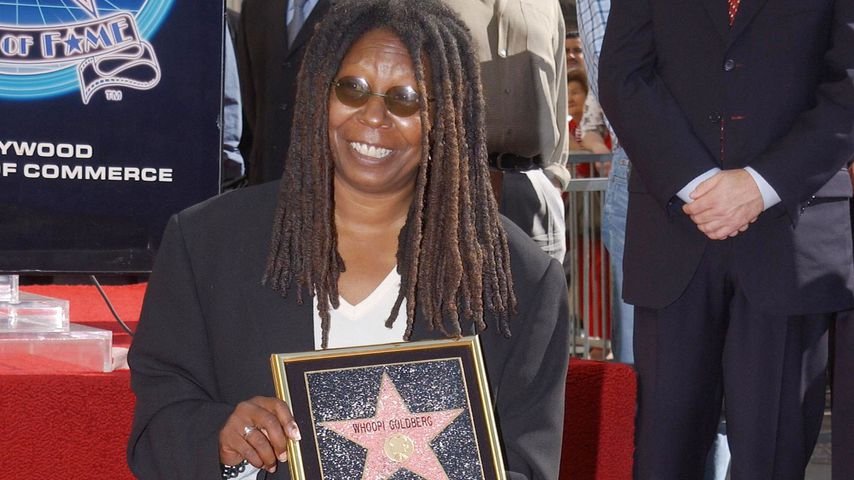 Whoopi Goldberg beim Erhalt ihres Sternes auf dem Hollywood Walk of Fame im November 2003