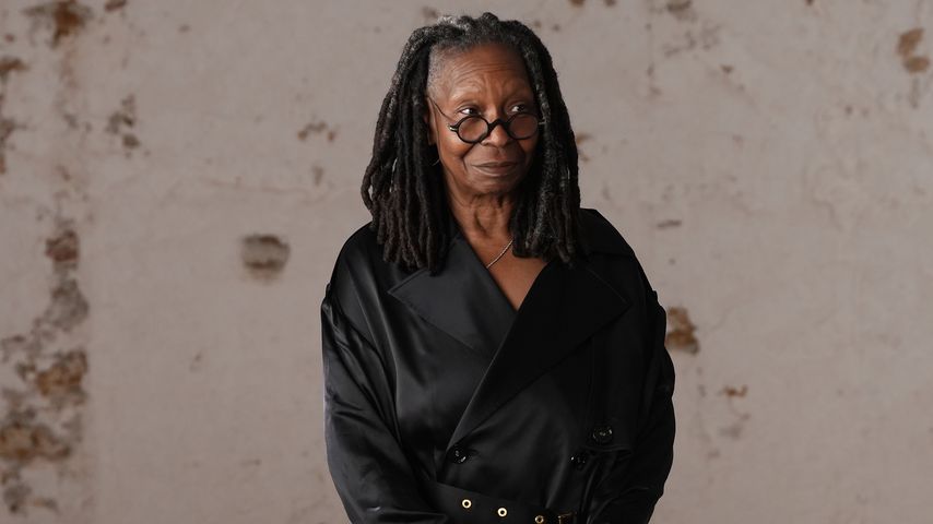 Whoopi Goldberg posiert 2025 auf der Pariser Fashion Week
