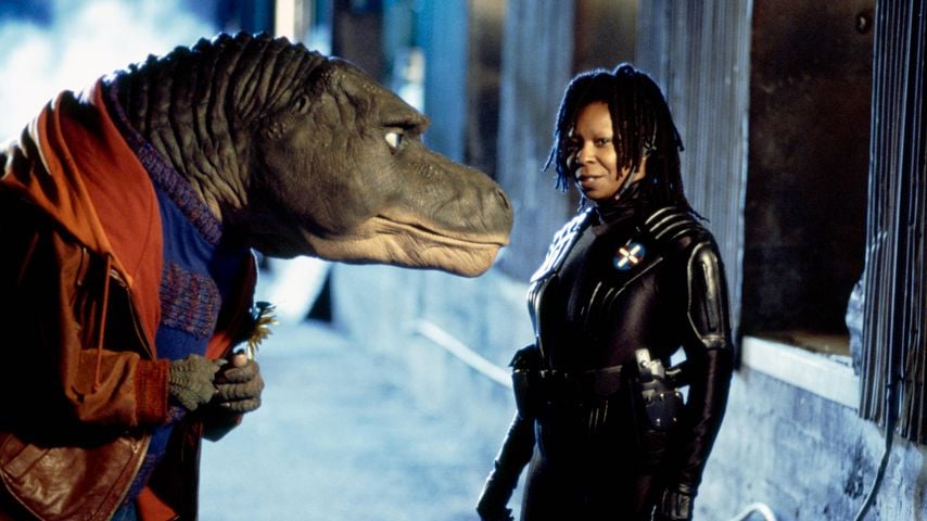 Whoopi Goldberg mit Theodore Rex in einer Szene aus dem Film "T. Rex; Theodore Rex" (1995)